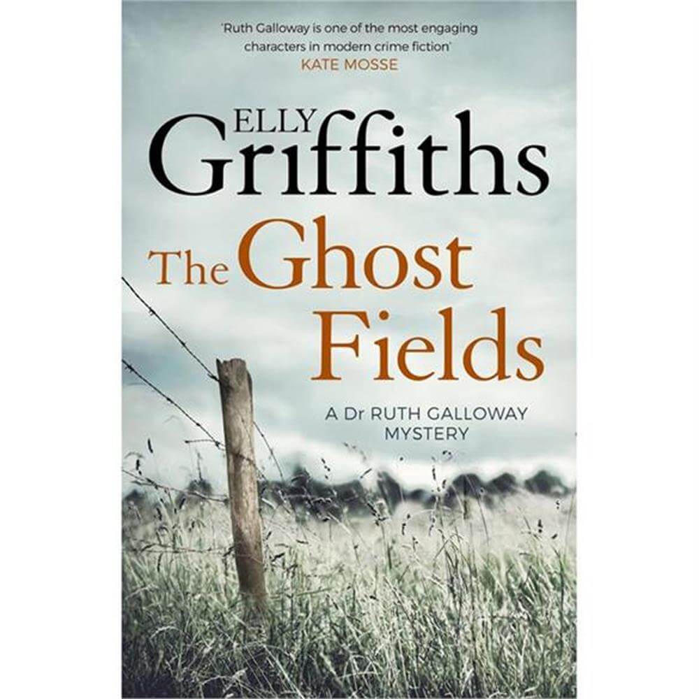 The Ghost Fields: The Dr Ruth Galloway Mysteries 7 by Elly Griffiths (Paperback)